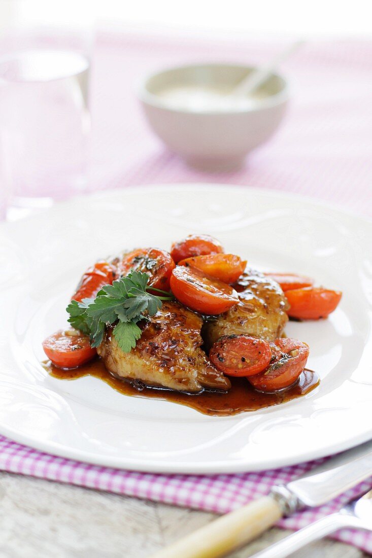 Hähnchenkeulen mit mariniertem Tomaten und Tzatziki