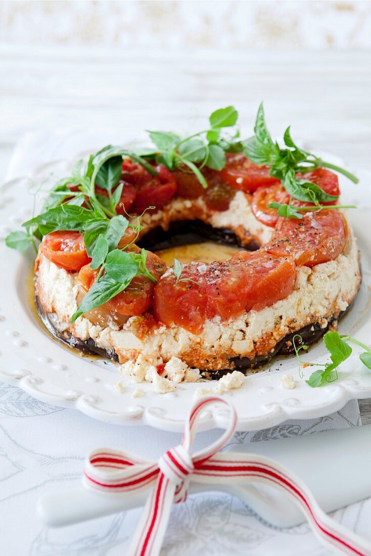 Auberginen-Tomaten-Terrine mit Feta und Basilikum (weihnachtlich)