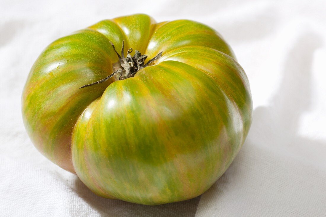 Eine grün gestreifte Heirloom Tomate