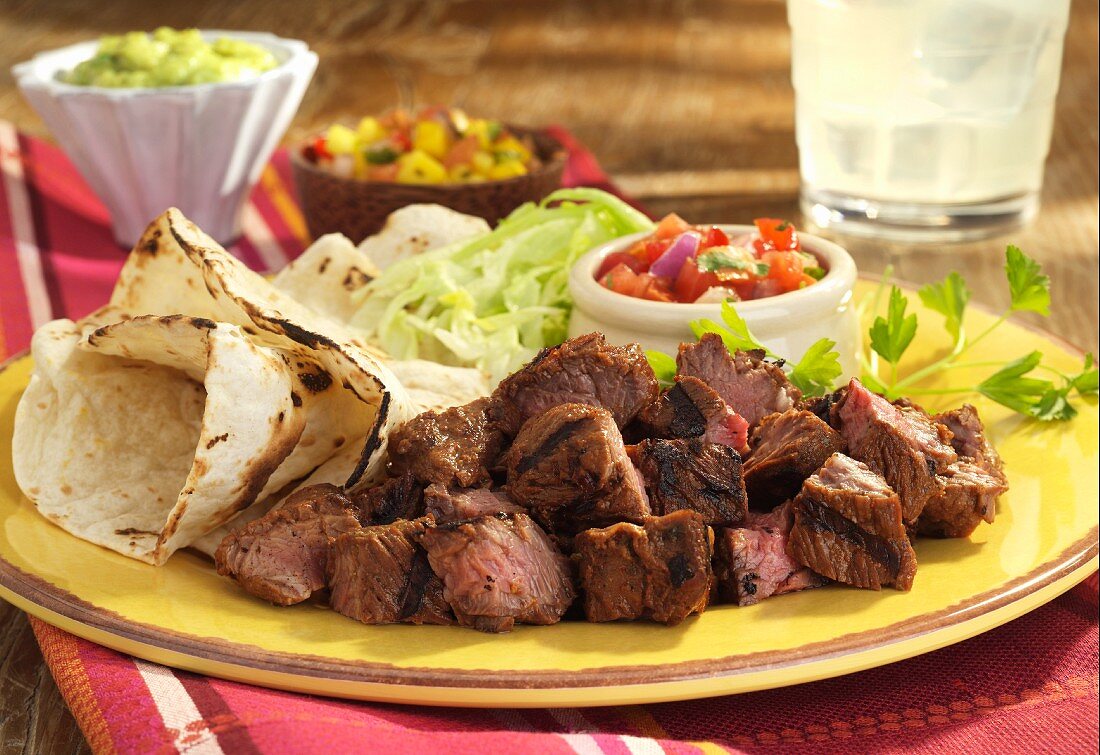 Carne Asada (gegrilltes Rindfleisch, Mexiko) mit Tortillas und Beilagen