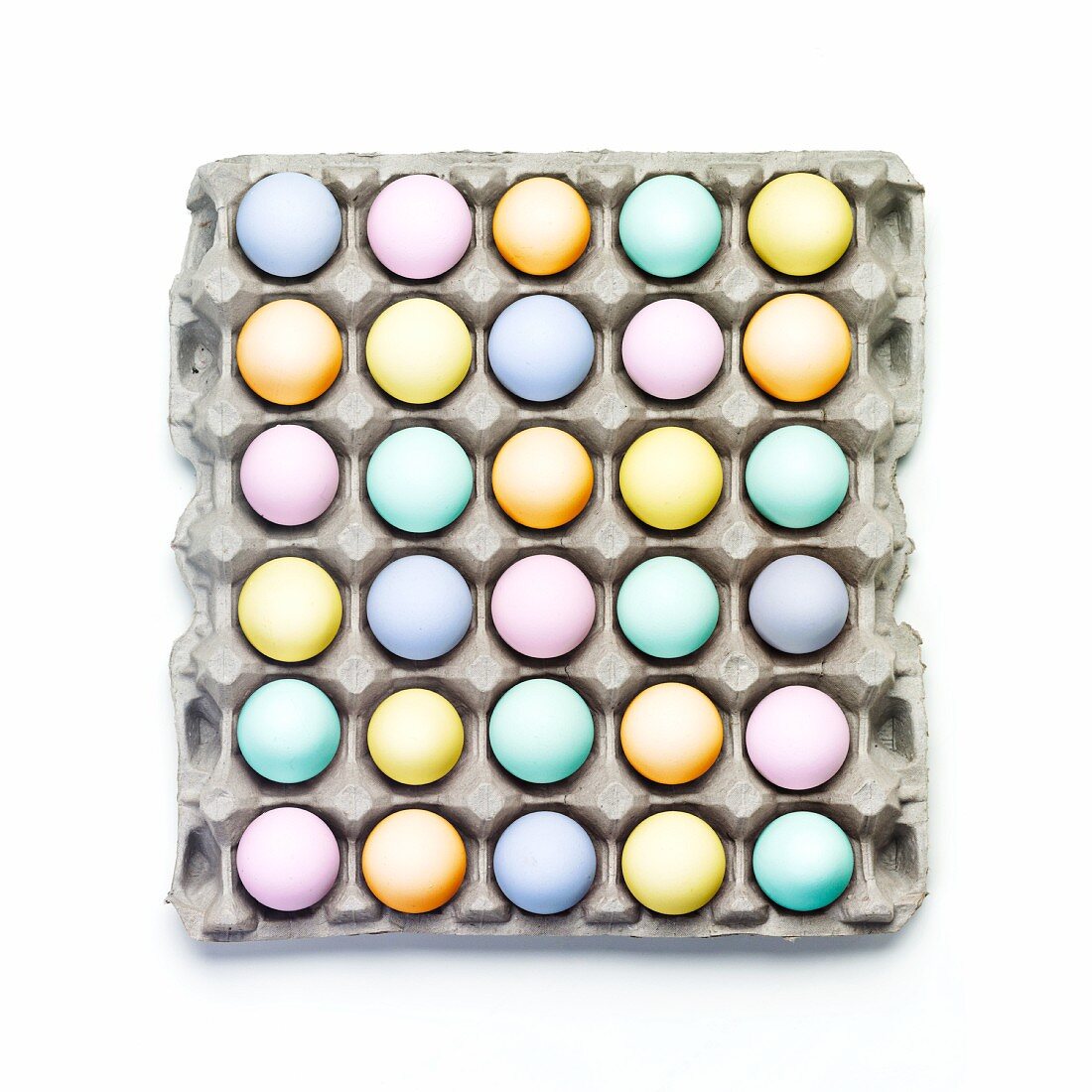 Eierkarton mit gefärbten Eiern (Draufsicht)