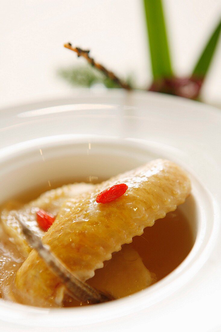 Ginsengsuppe mit Hähnchen und Gojibeeren (China)