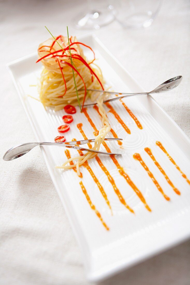 Spaghetti mit Chilischoten und Lotoswurzel (China)