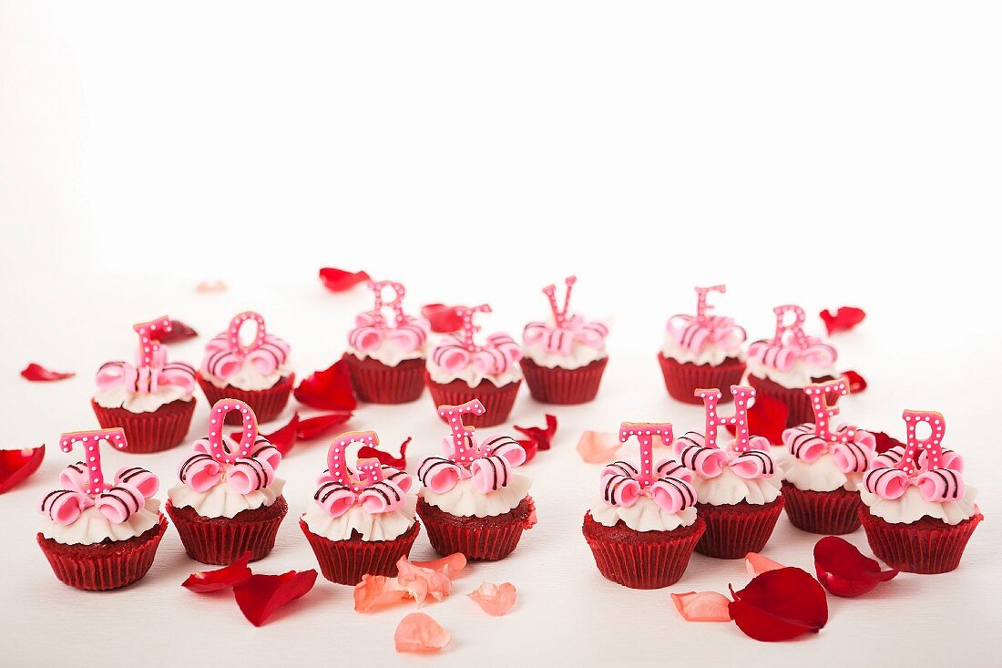 Cupcakes mit Buchstaben zum Valentinstag