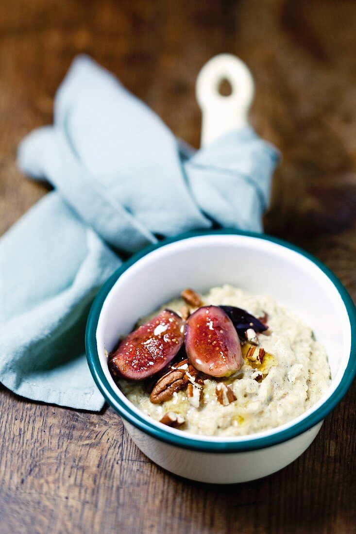 Porridge with figs, honey and pecan nuts