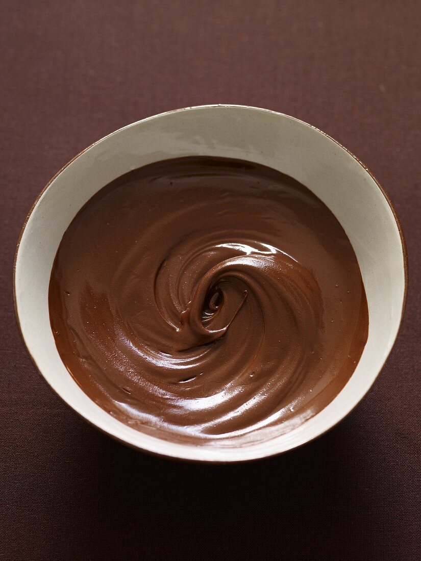 Geschmolzene Schokolade im Schälchen (Draufsicht)