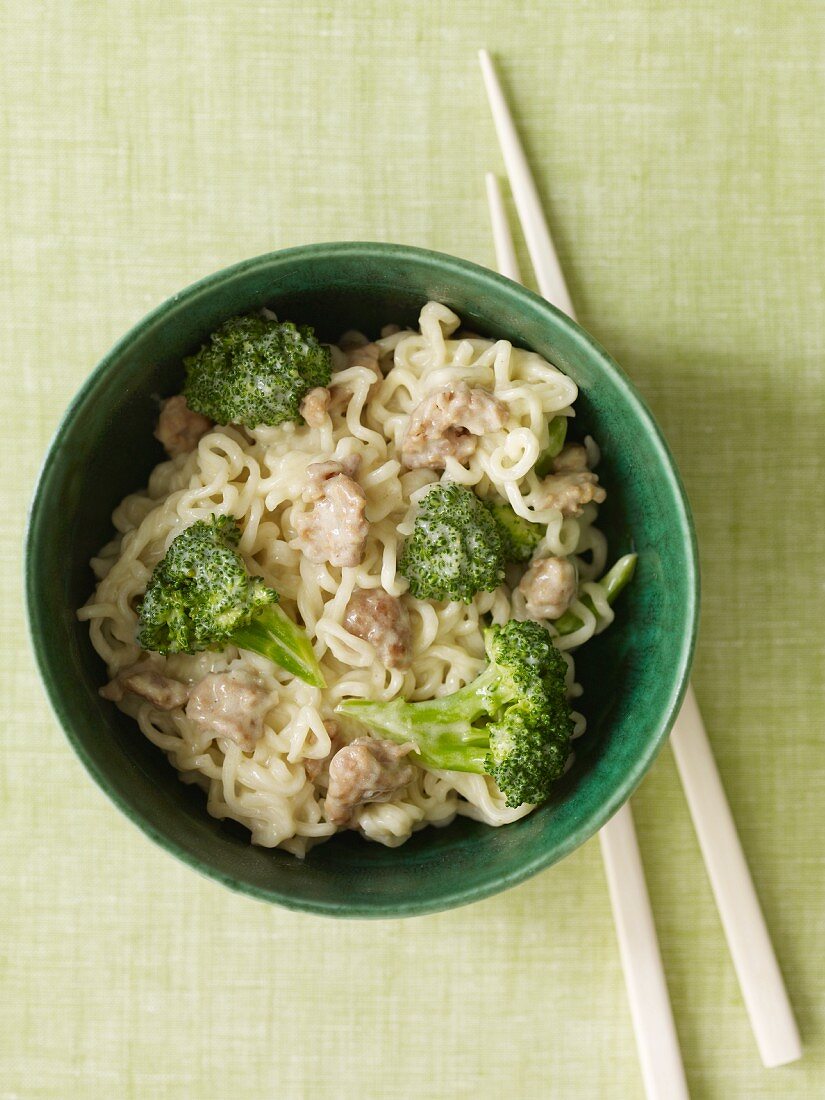 Noodles with chicken and broccoli (Asia)