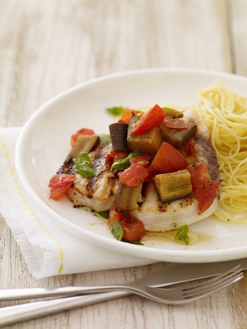 Gegrillte Hähnchenbrust mit Auberginenragout und Nudelbeilage