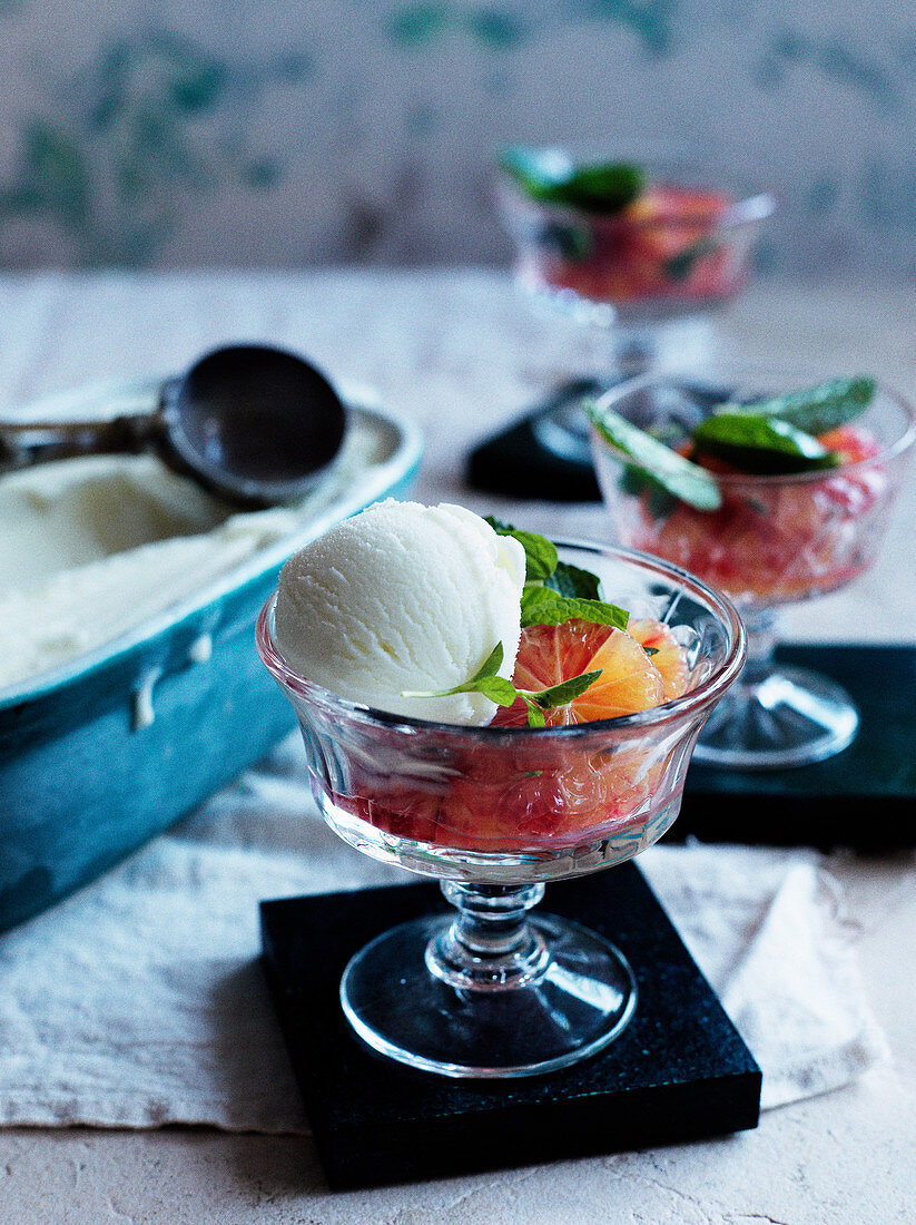 Schafsmilchjoghurteis mit Minzsirup und Blutorangen