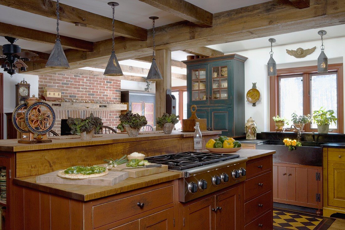 Freistehende Küchenzeile mit rustikalen Holzunterschränken in schlichter Landhausküche