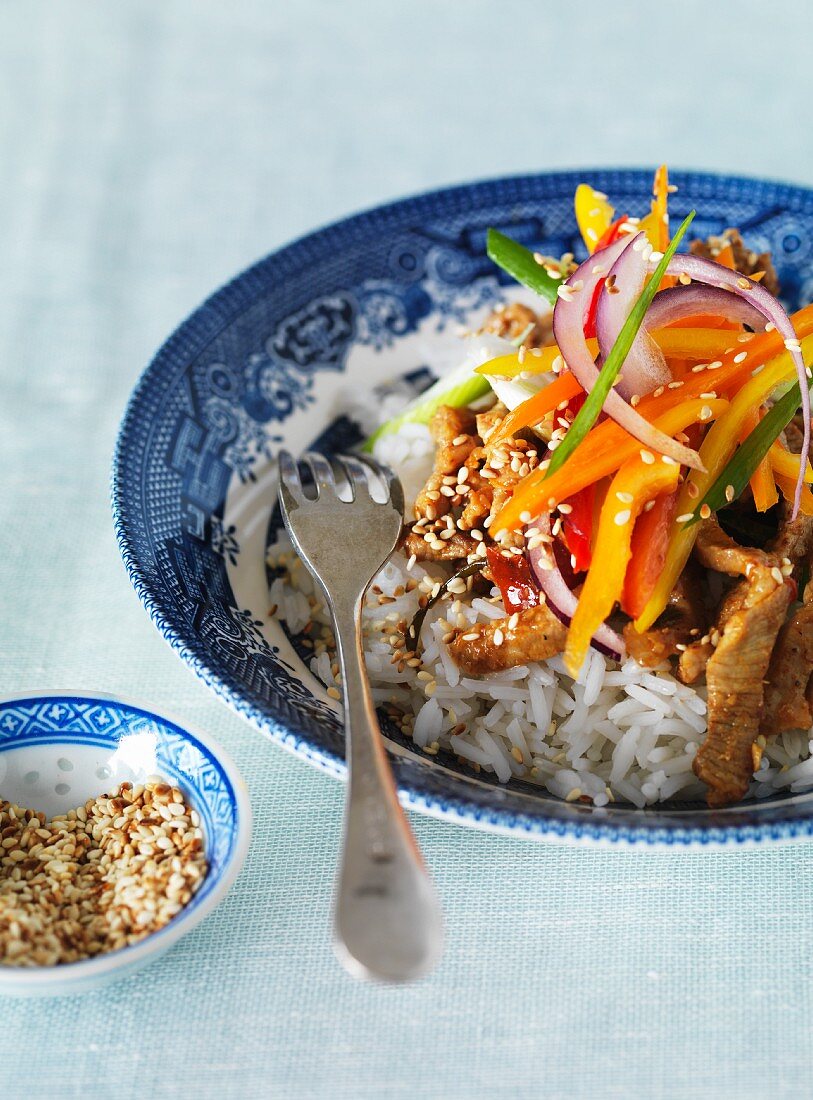Schweinegeschnetzeltes mit Reis, Sesam … – Bild kaufen – 11095622 Image ...