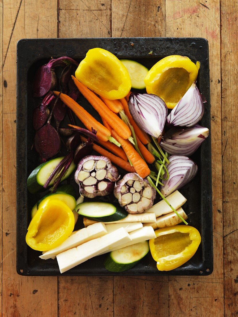 Backblech mit Gemüse, zum Braten vorbereitet