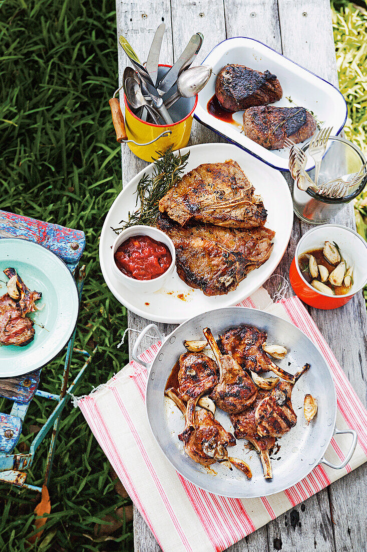 Gegrillte T-Bone-Steaks, Filetsteaks und Lammkoteletts mit Knoblauch