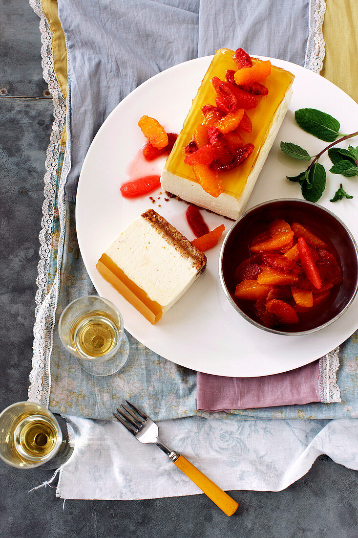 Joghurt-Honig-Käsekuchen mit Orangen