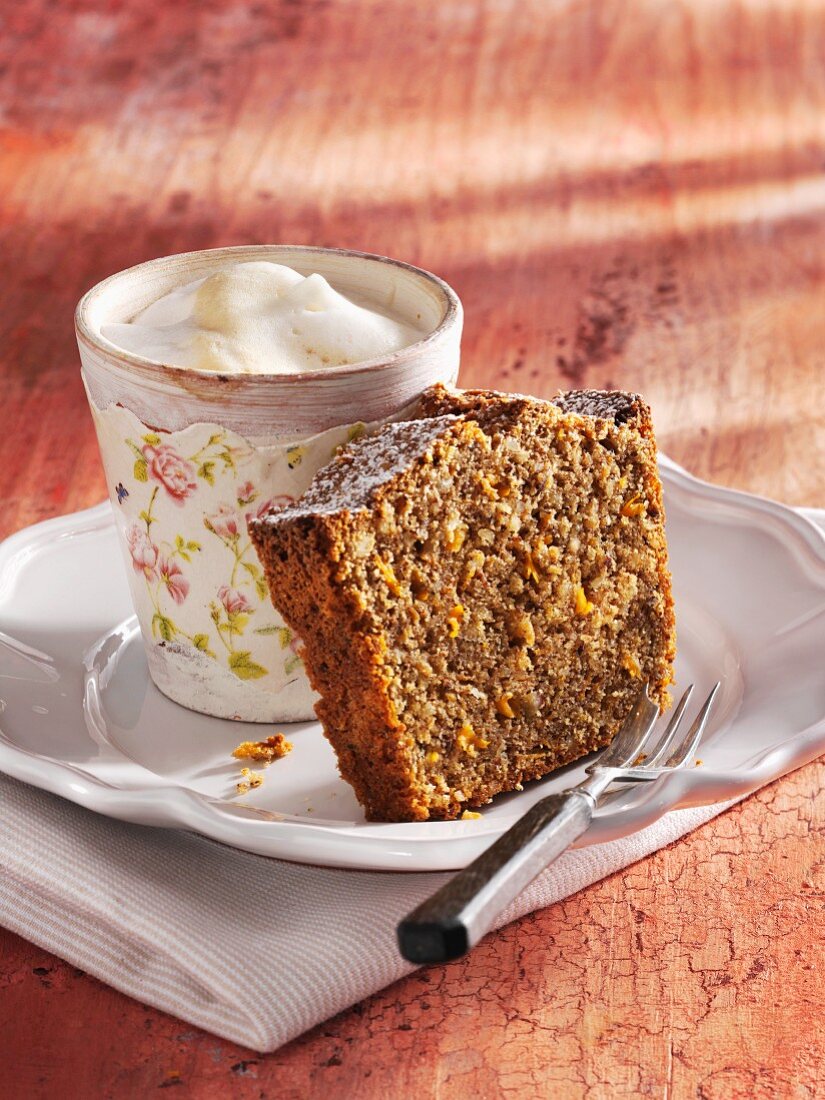 Ein Stück Kürbis-Gewürz-Kuchen