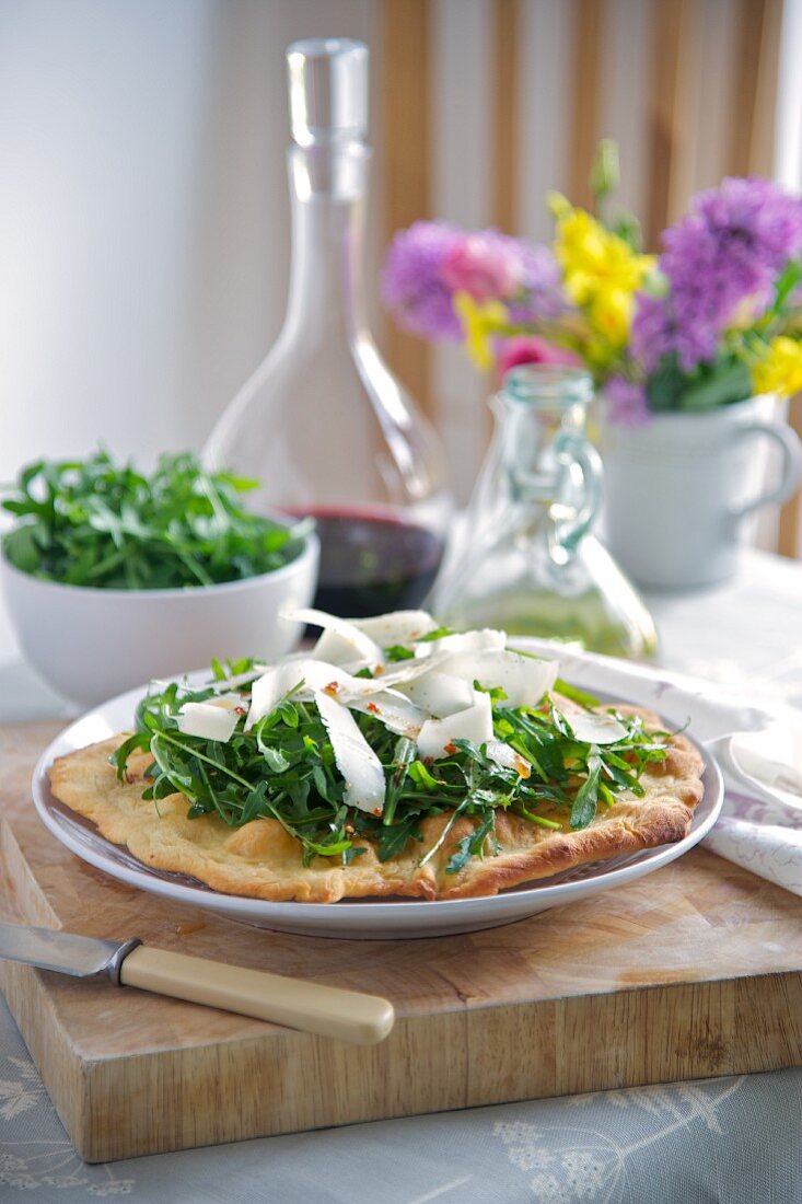 Crispy pizza topped with rocket