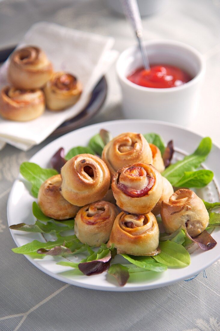 Savoury buns with bacon and ketchup