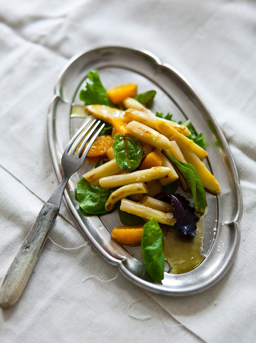 Asparagus and orange salad with chorizo