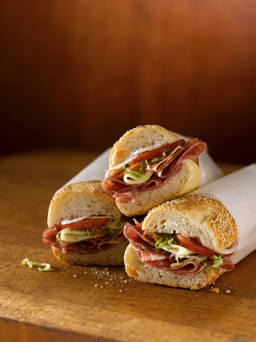 Tre panini al salame (Sub-Sandwiches mit Salami)