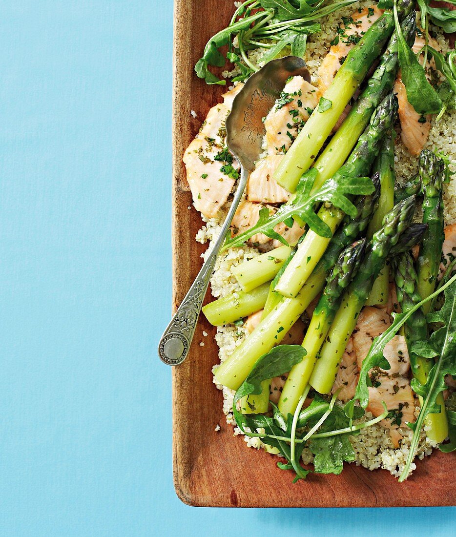 Gegrillter Fisch auf Quinoasalat mit grünem Spargel