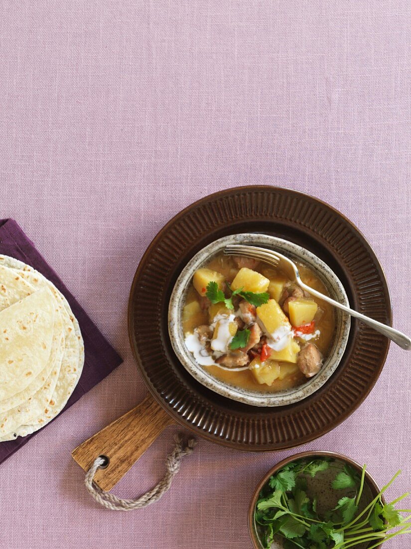 Sweet potato curry with unleavened bread (India)