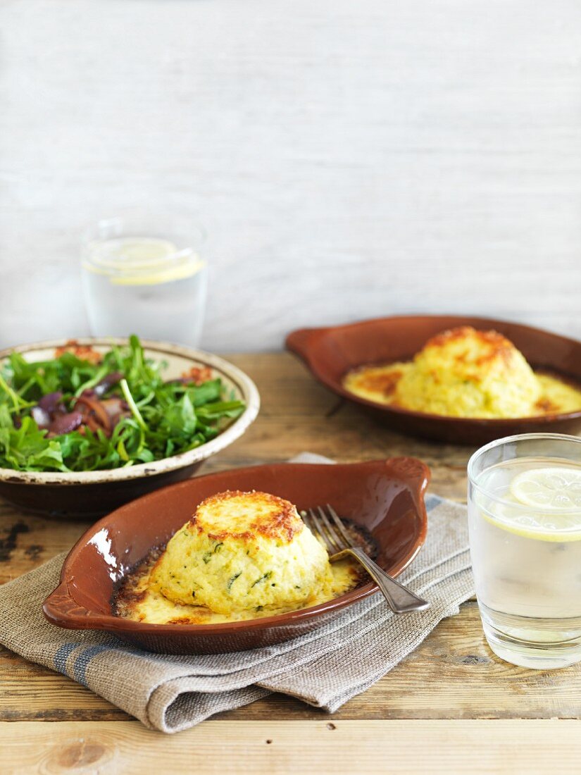 Zweifach gebackene Souffles mit Salat