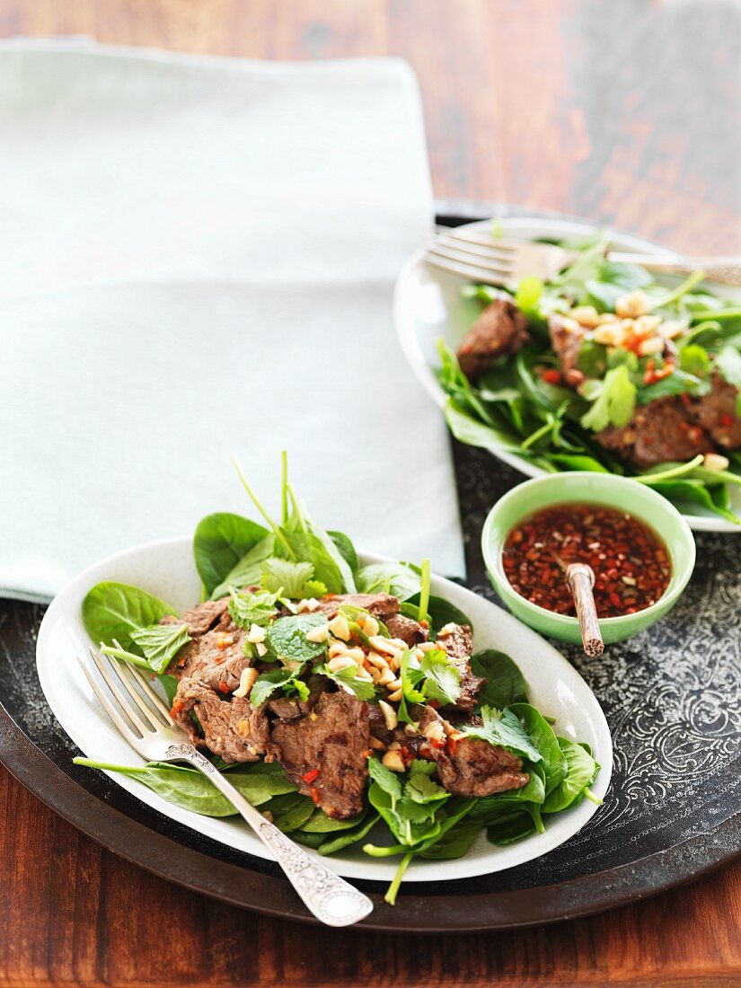 Spinach salad with beef (Asia)