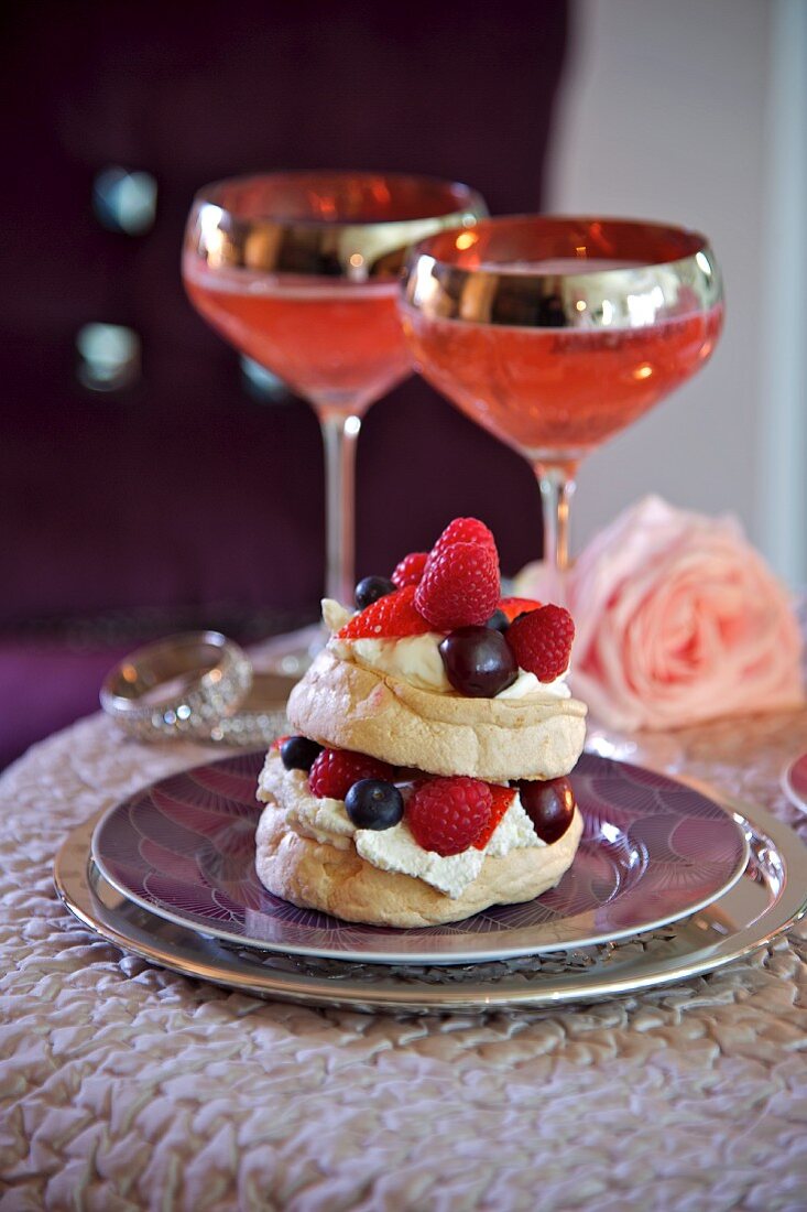 Meringue with berries and cream