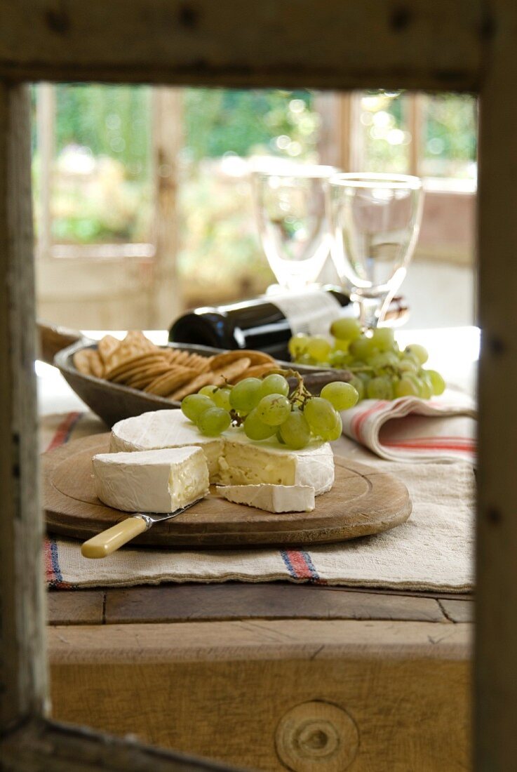 Brie mit grünen Trauben und Kräckers