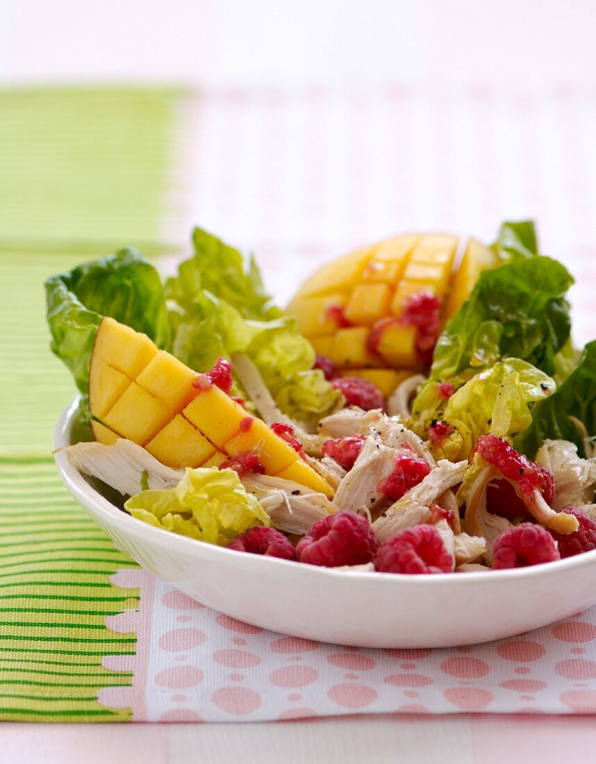 Mixed leaf salad with smoked chicken, raspberries and mango