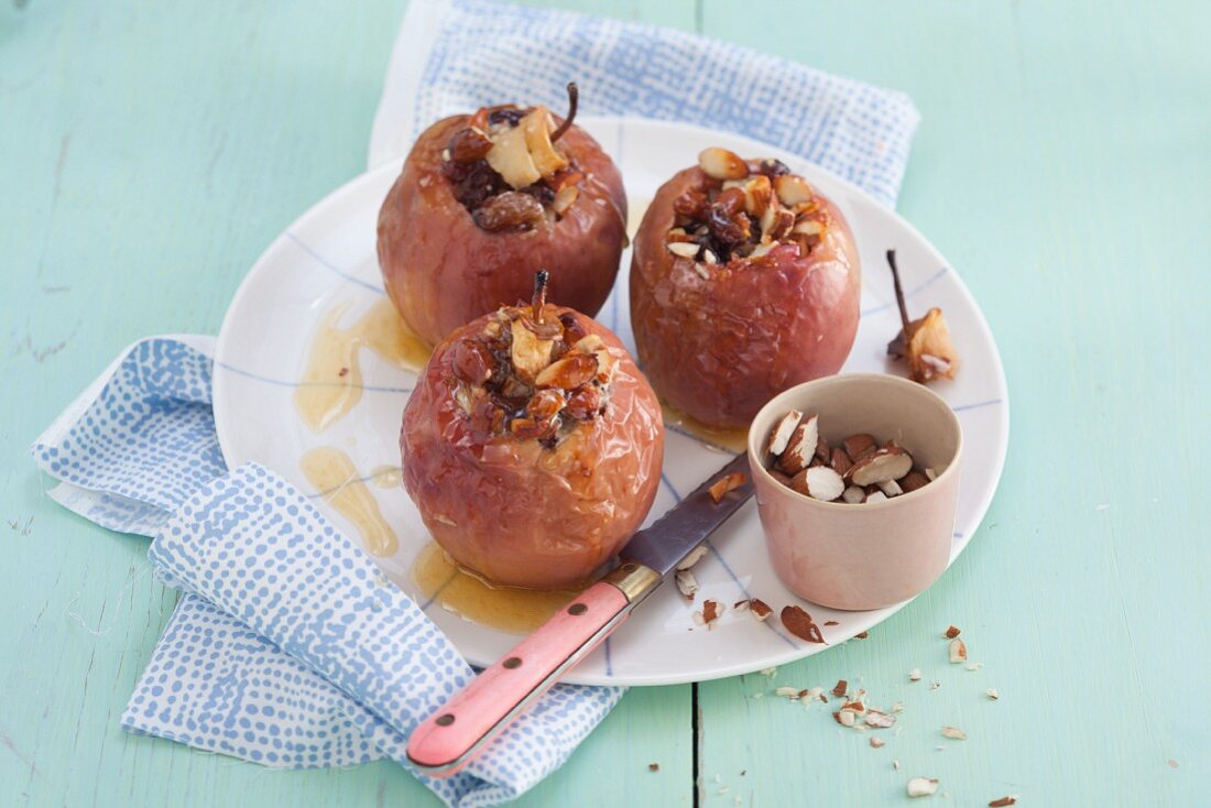 Baked winter apples with raisins, almonds and honey