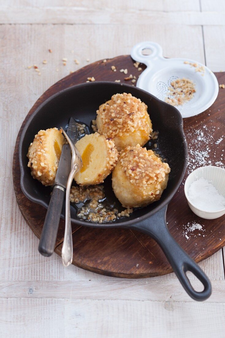 Marillenknödel mit Haselnuss-Bröseln