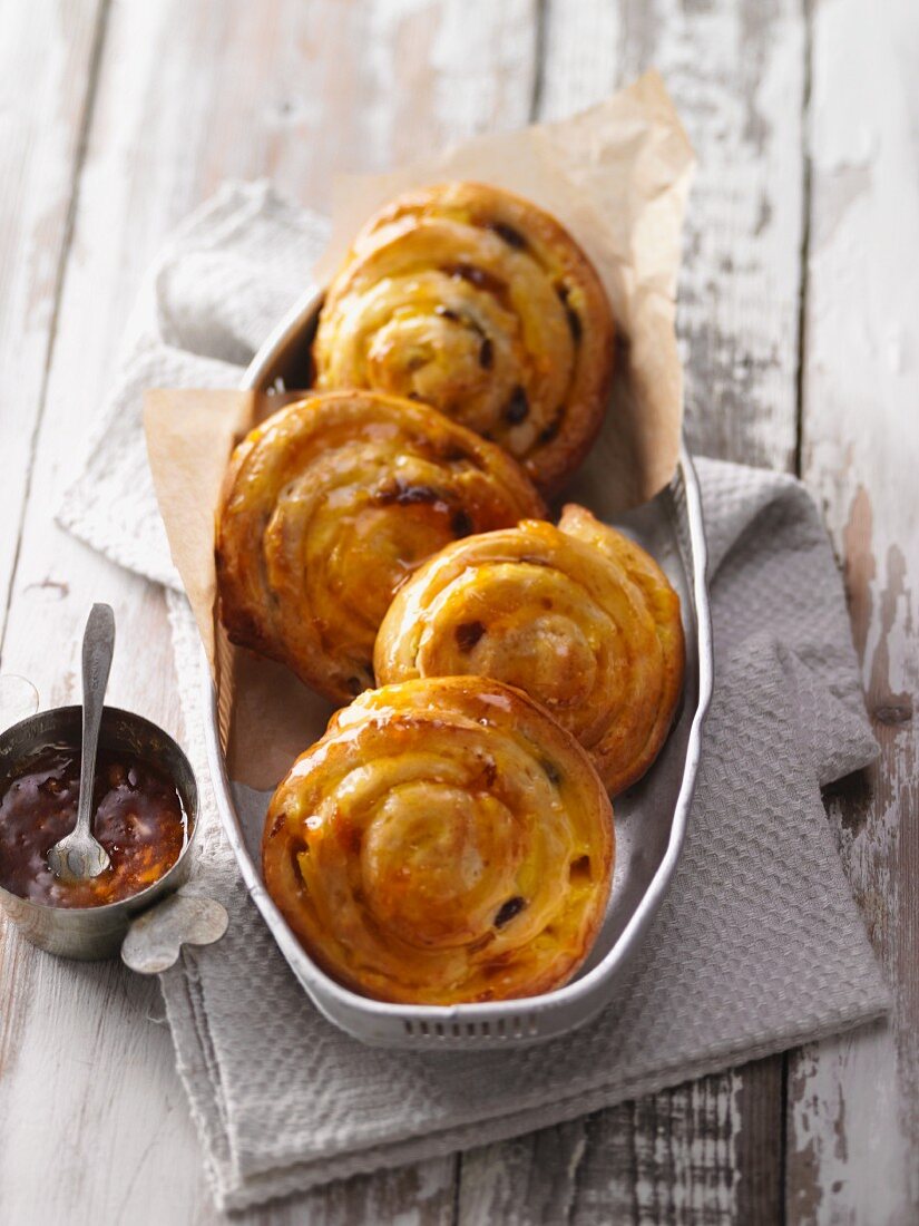 Raisin buns with apricot glaze