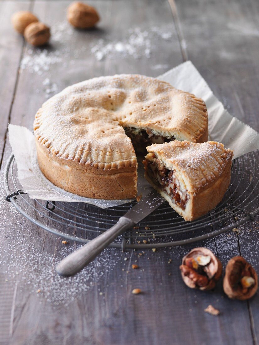 Nut pie with caramelised walnuts