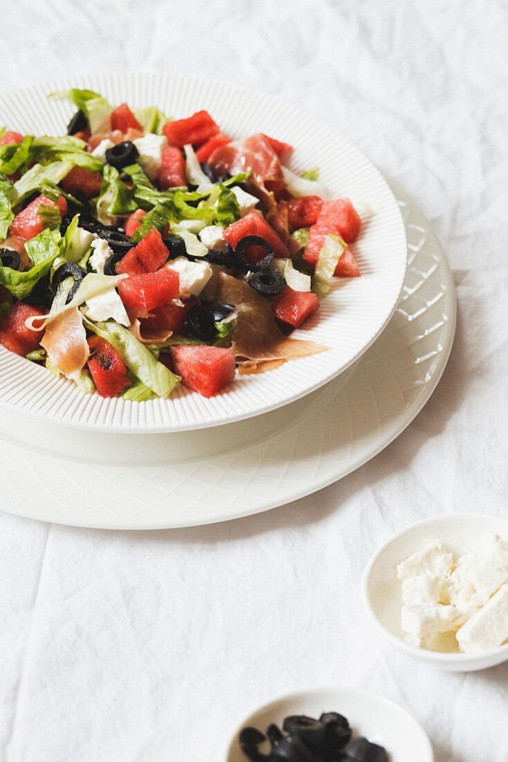 Sommersalat mit Wassermelone, Oliven, Feta & Prosciutto