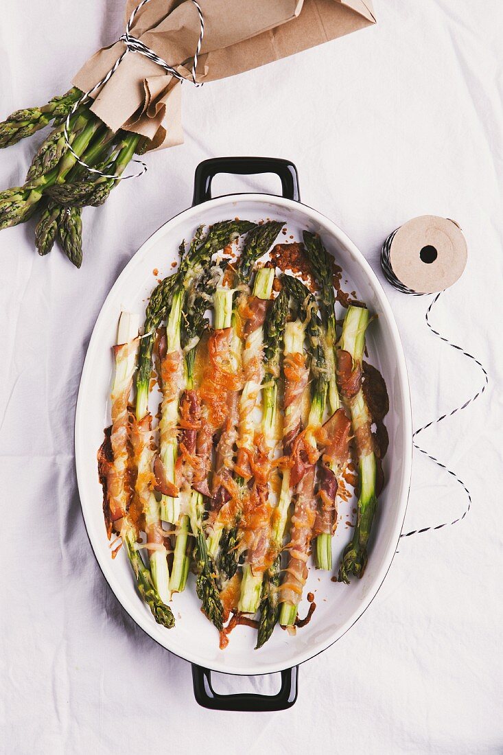 Gratinated green asparagus with ham (seen from above)