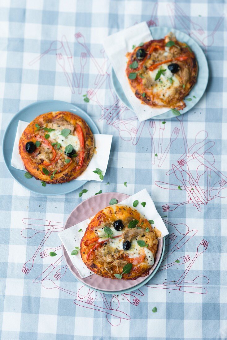 Mini pizzas with peppers, tuna fish and olives