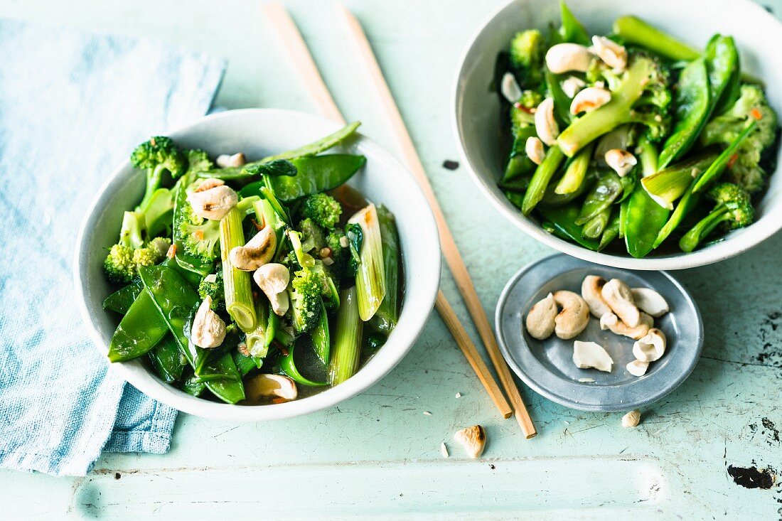 Grünes Gemüse mit Cashewkernen aus dem Wok