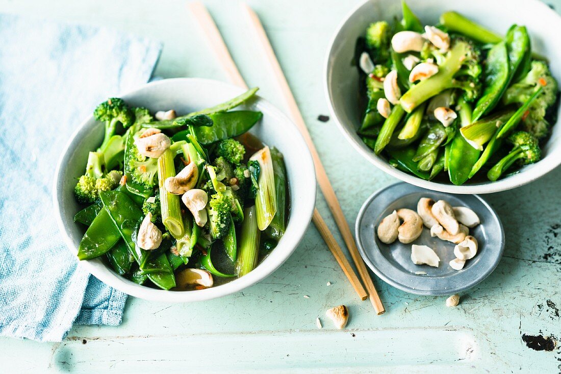 Stir-fried green vegetables with cashew nuts