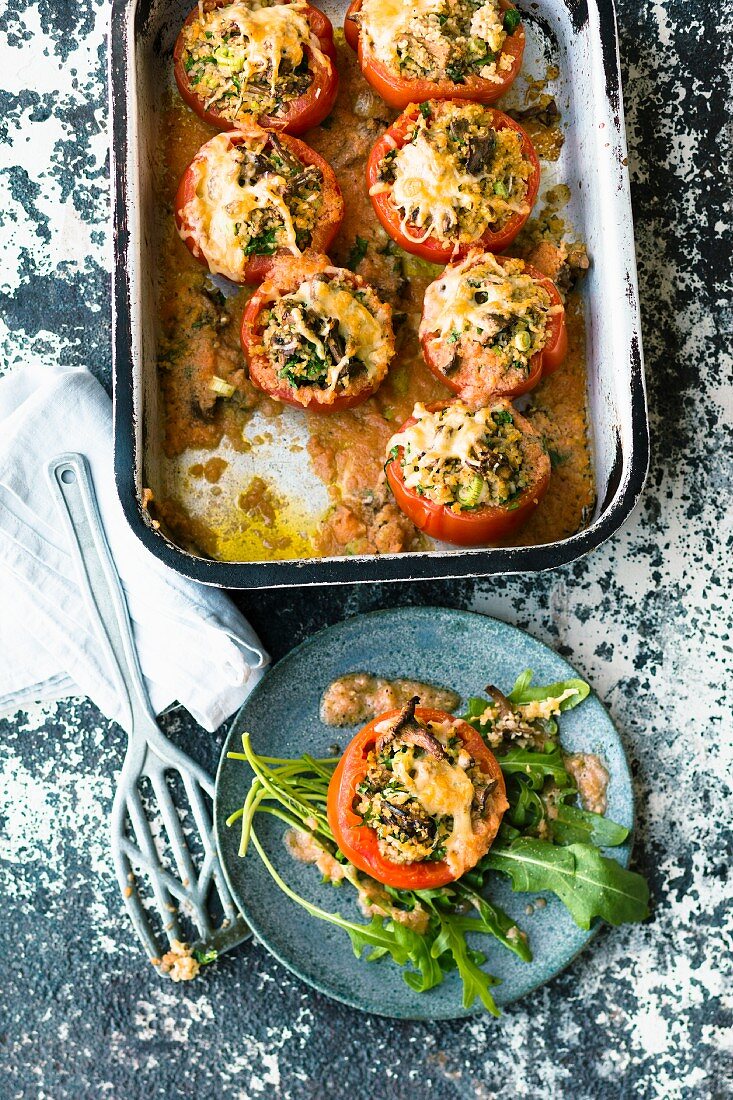 Tomaten mit Bulgur-Pfifferling-Füllung