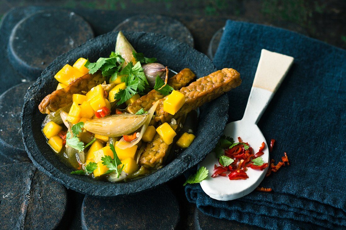 Tempeh with mango, shallots and chillis