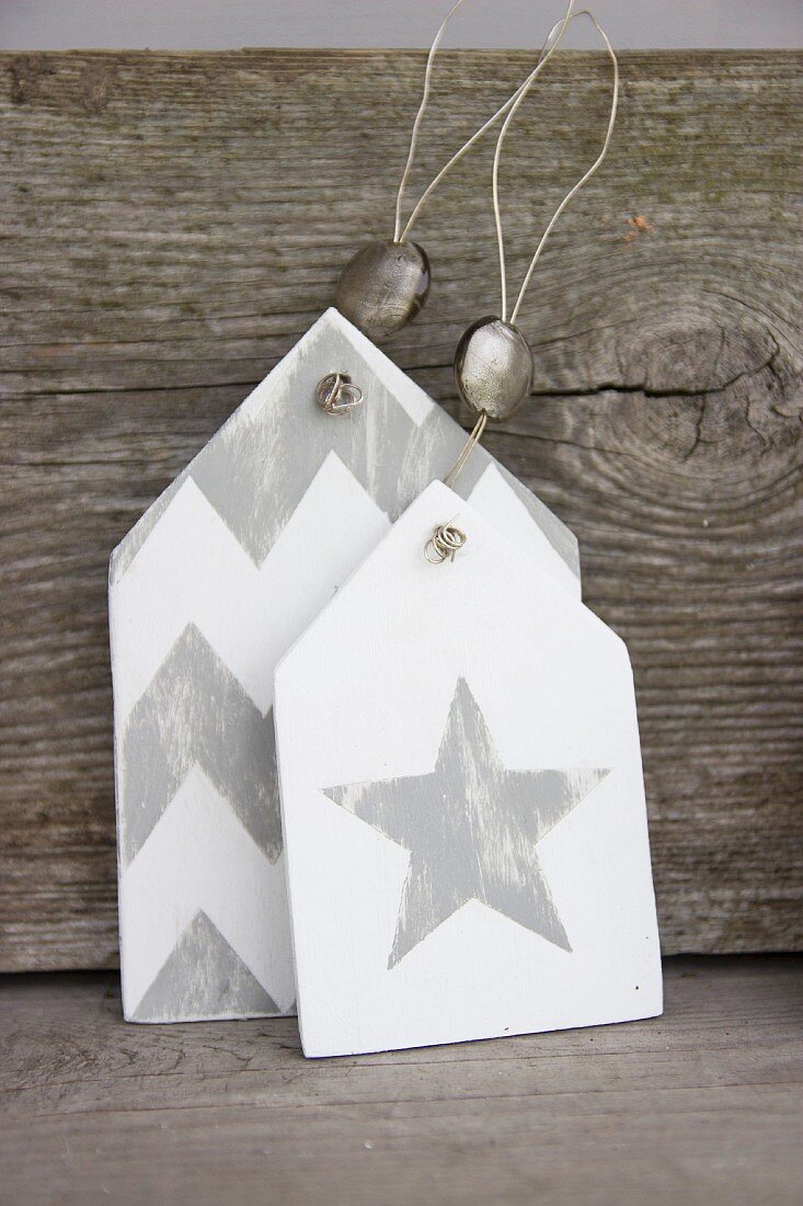 Shabby-chic gift tags decorated with zigzag pattern and star