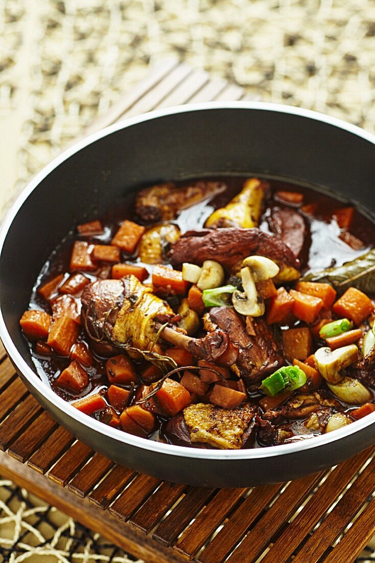 Chicken with vegetables braised in red wine