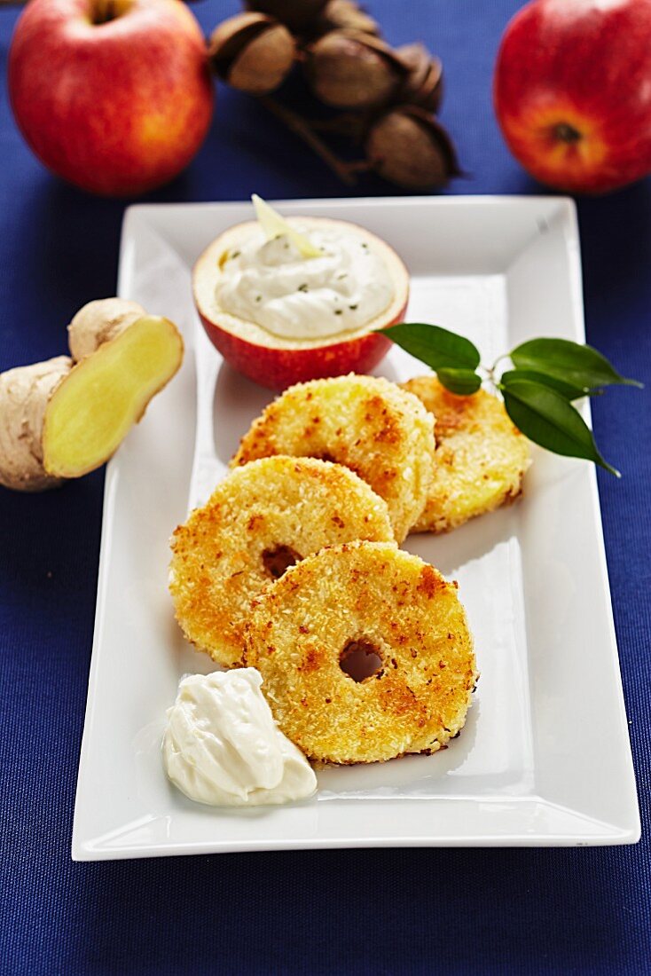 Gebratene Apfel-Kokos-Ringe mit Ingwer-Quarkcreme