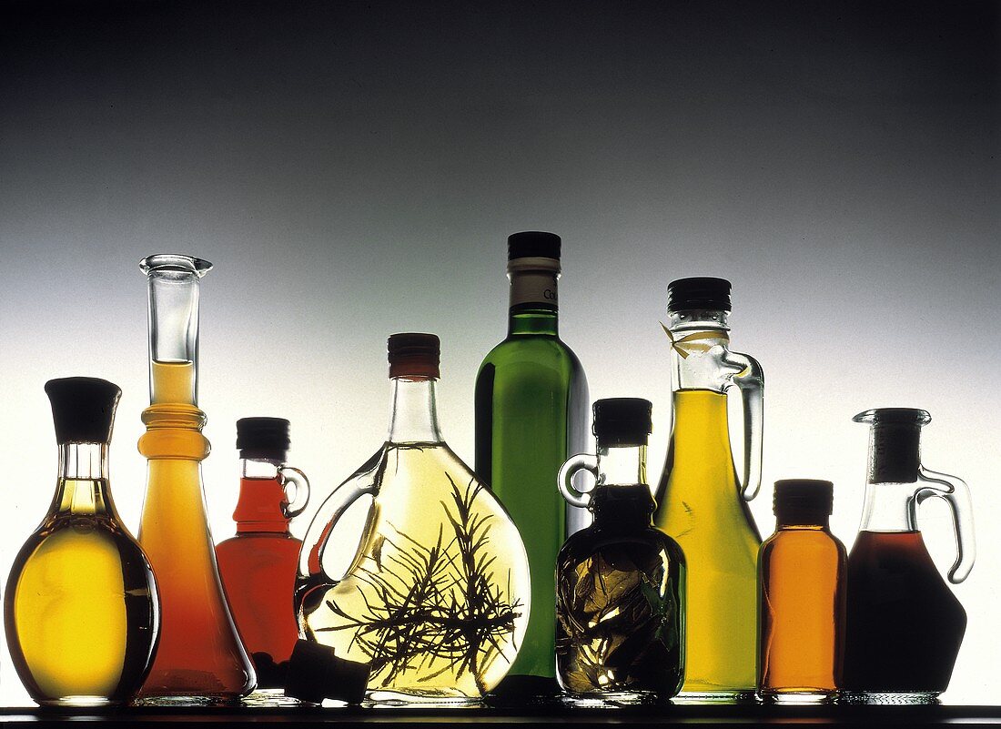 Viele dekorative Flaschen und Karaffen mit Essig und Öl