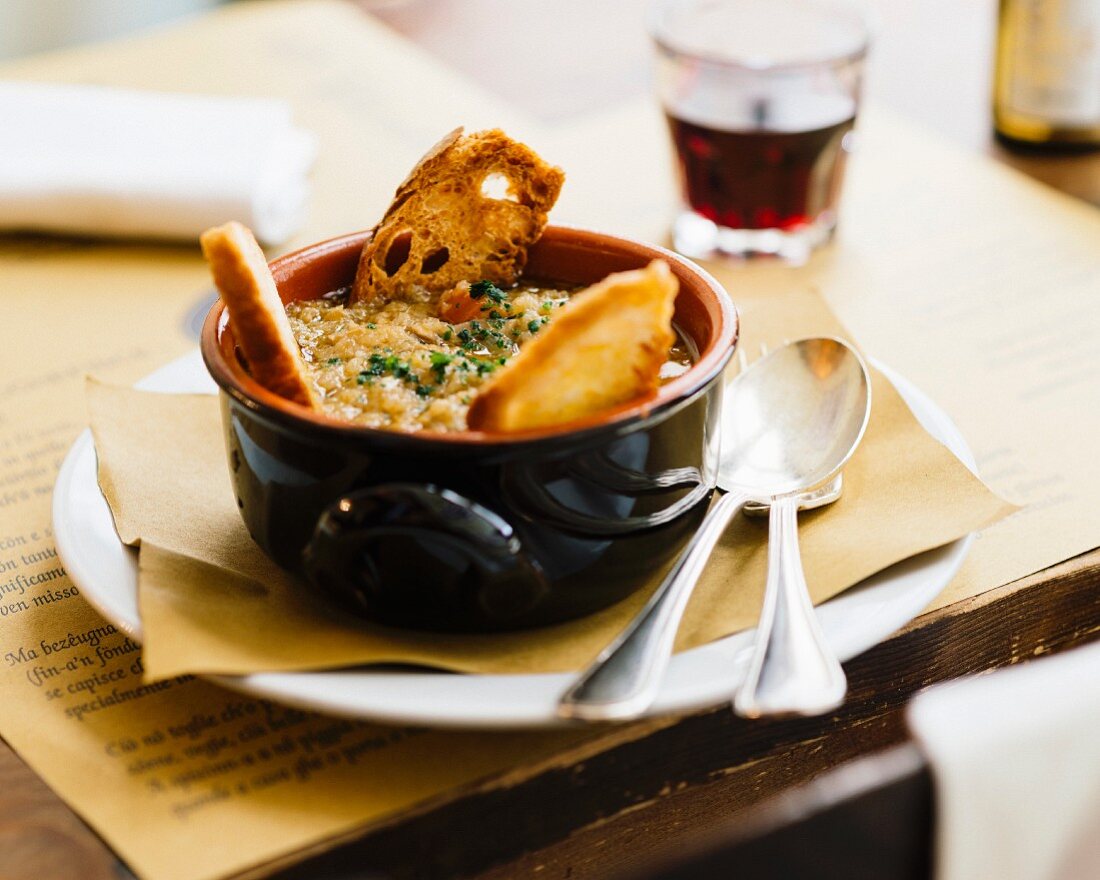 Zwiebelsuppe mit geröstetem Brot