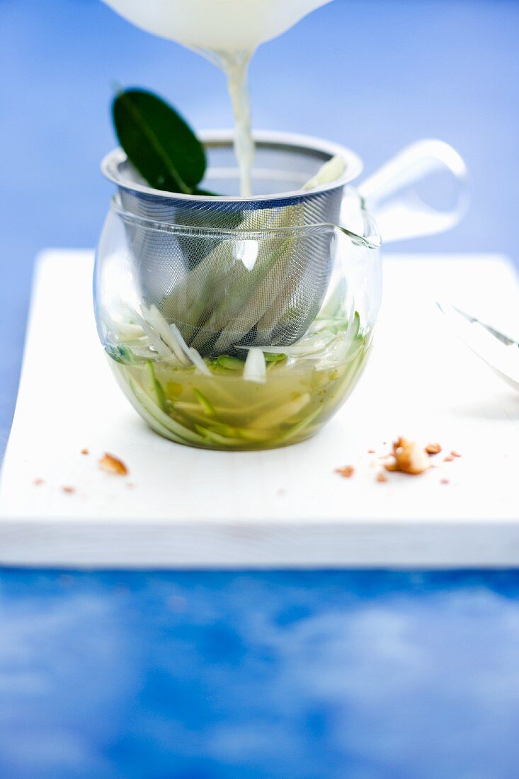 Spargel-Zitronengras-Essenz im Glas