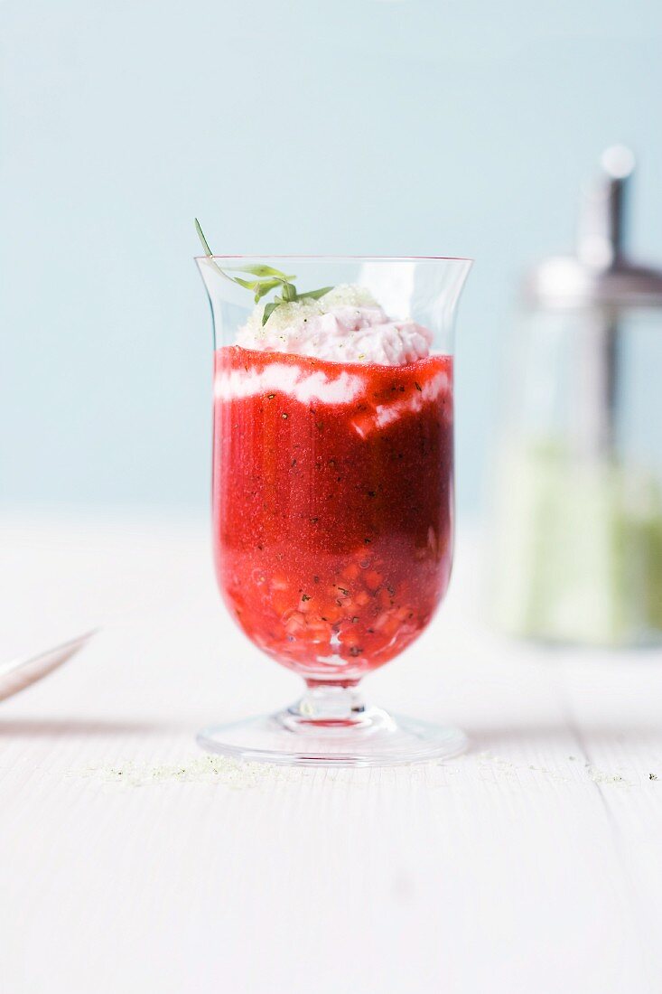 Erdbeer-Estragon-Gazpacho mit Mascarpone-Langpfeffer-Espuma im Glas