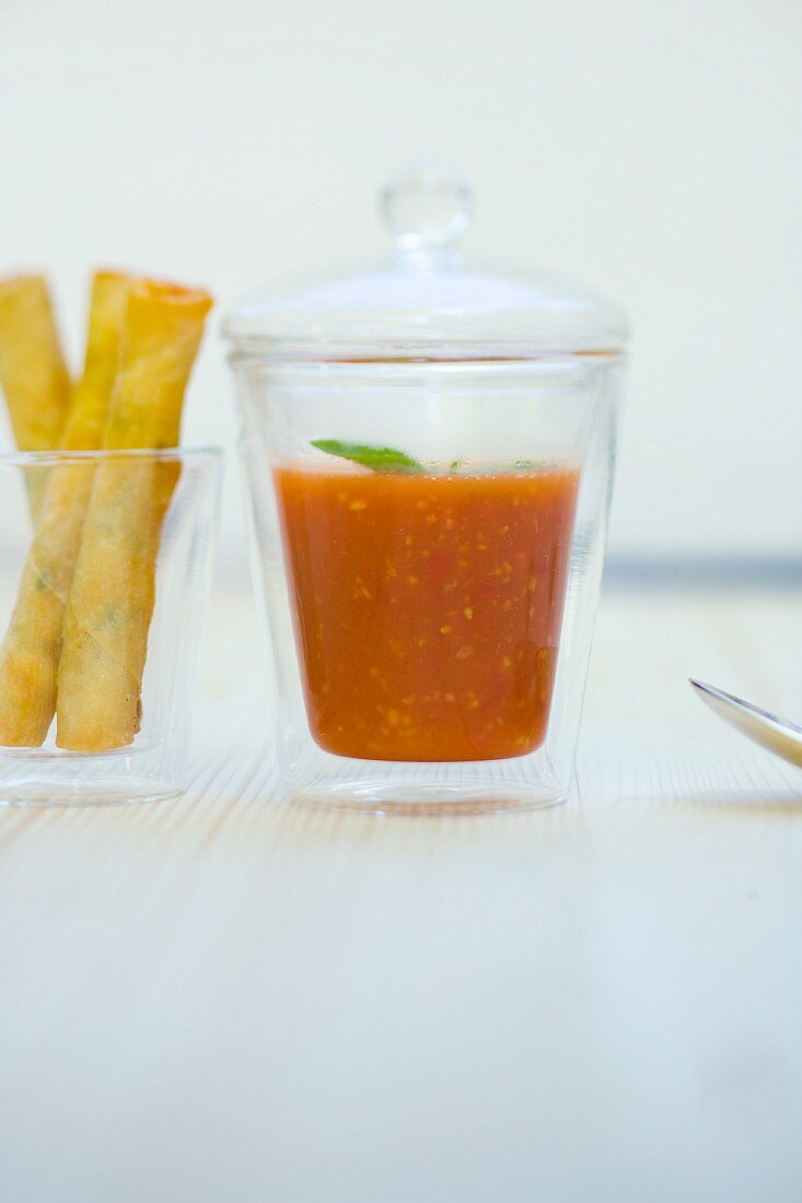 Tomaten-Ingwer-Suppe im Glas mit Crevetten-Knusperrolle