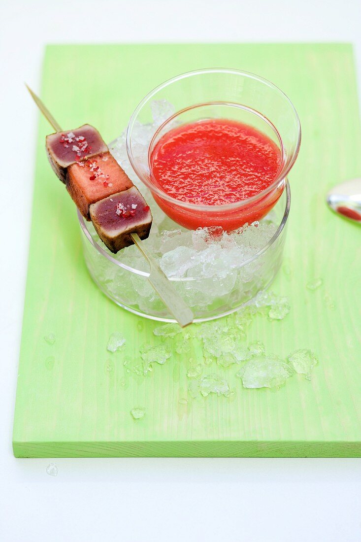 Wassermelonen-Rosen-Gazpacho mit Thunfisch-Tataki im Rosa-Pfeffer-Karamell